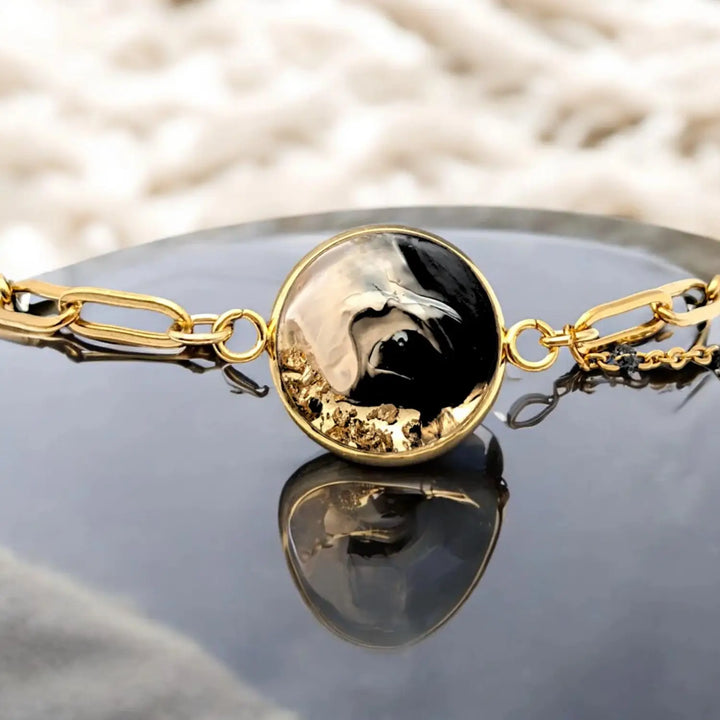 Goldkette Armband mit schwarzem und weißem Harzanhänger von Whispers of Gold