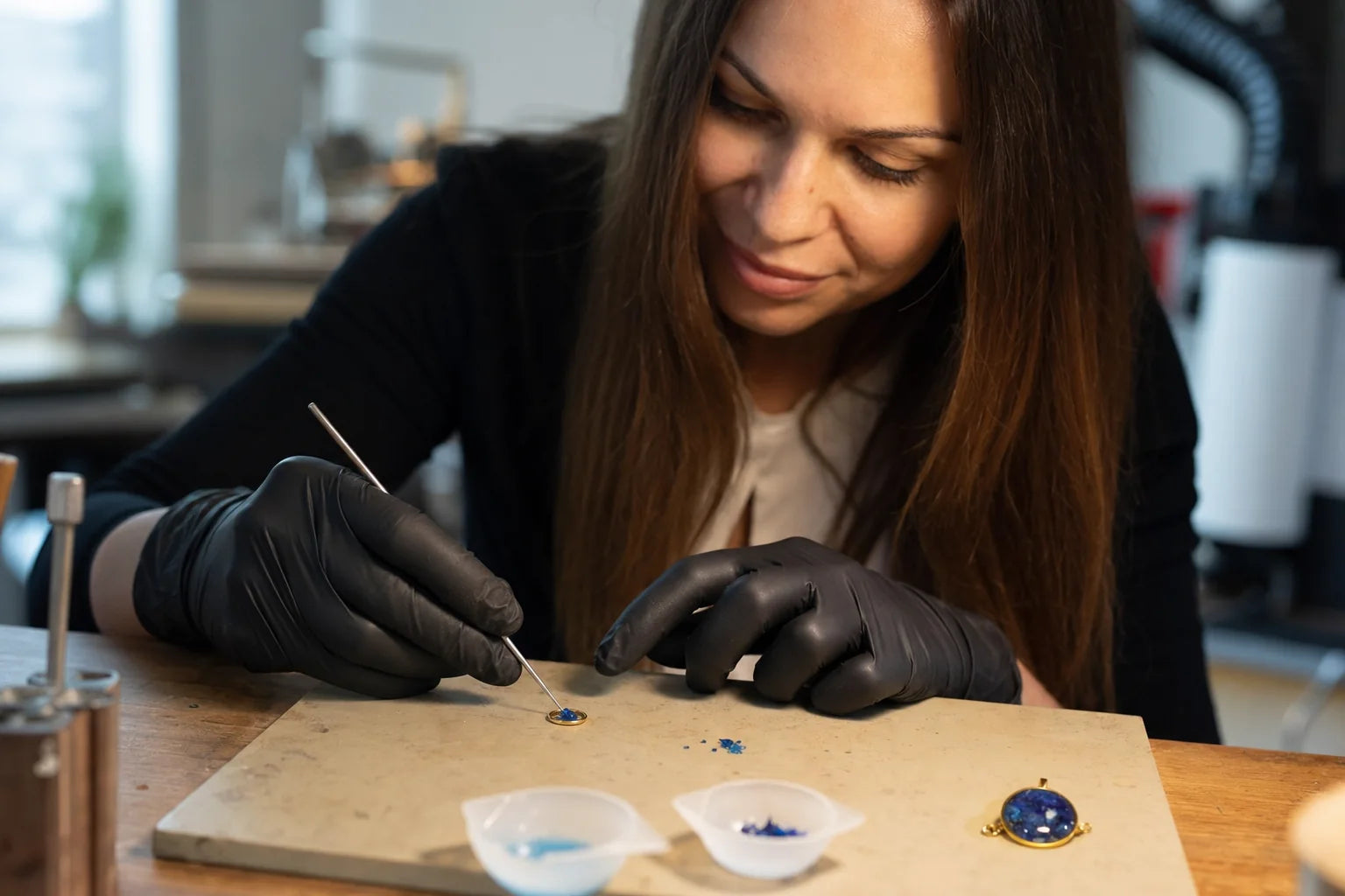 SOLEA Schmuckdesignerin arbeitet mit blauem Resin